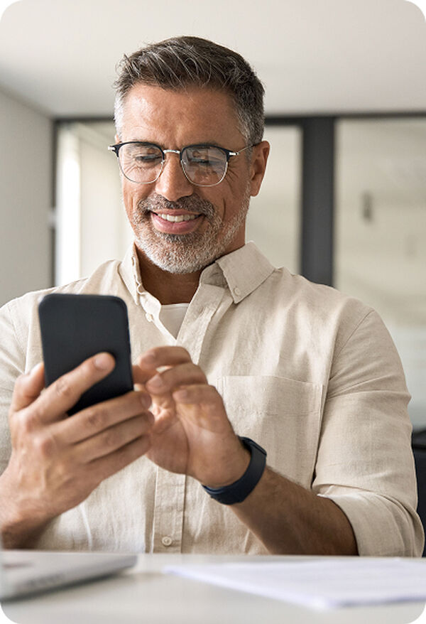 Man gebruikt de mobiele app van Admin2Win op zijn smartphone